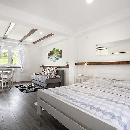 Studio Apartments Kaya Čatrnja Eksteriør billede