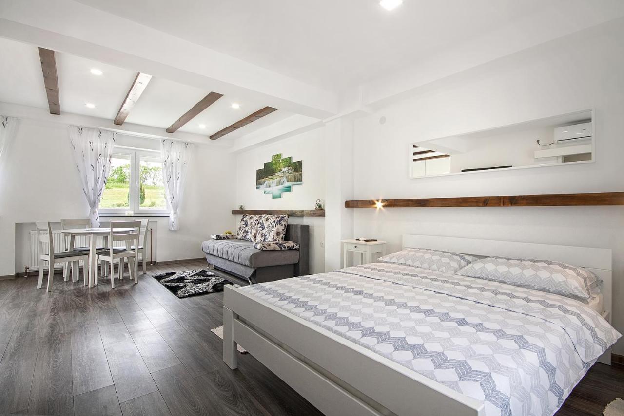 Studio Apartments Kaya Čatrnja Eksteriør billede